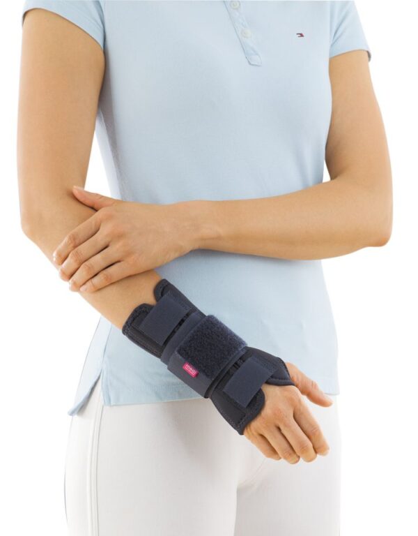 Моделируемая шина medi wrist support для лучезапястного сустава.