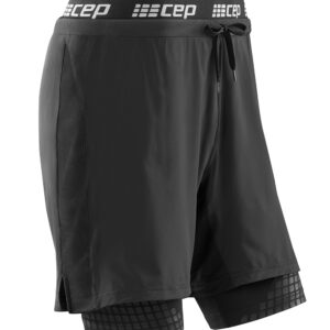 Мужские шорты CEP 2 в 1 с внутренним и внешним слоем для поддержки тонуса мышц бедер и обеспечения повышенного комфорта во время занятий бегом.