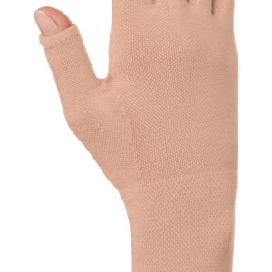 Компрессионная перчатка круговой вязки для эффективной профилактики развития лимфатического отека кисти после перенесенной мастэктомии. Компрессионная перчатка закрывает кисть и пальцы.