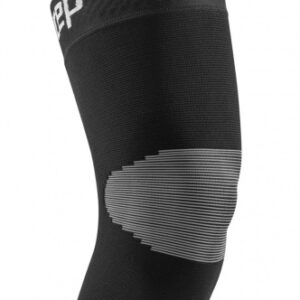 Компрессионная манжета CEP стабилизирующая коленный сустав во время занятий спортом.