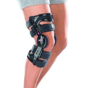 Жесткий коленный регулируемый укороченый ортез M.4s для реабилитации после повреждений связочного аппарата коленного сустава.