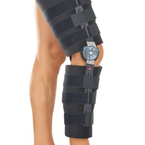 Длинный коленный ортез medi ROM с регулируемым шарниром для реабилитации после оперативного лечения и травм.